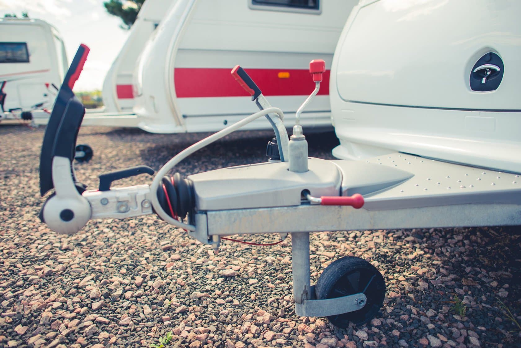 Comparing Gooseneck and Fifth Wheel Hitches: Which is Best for You?